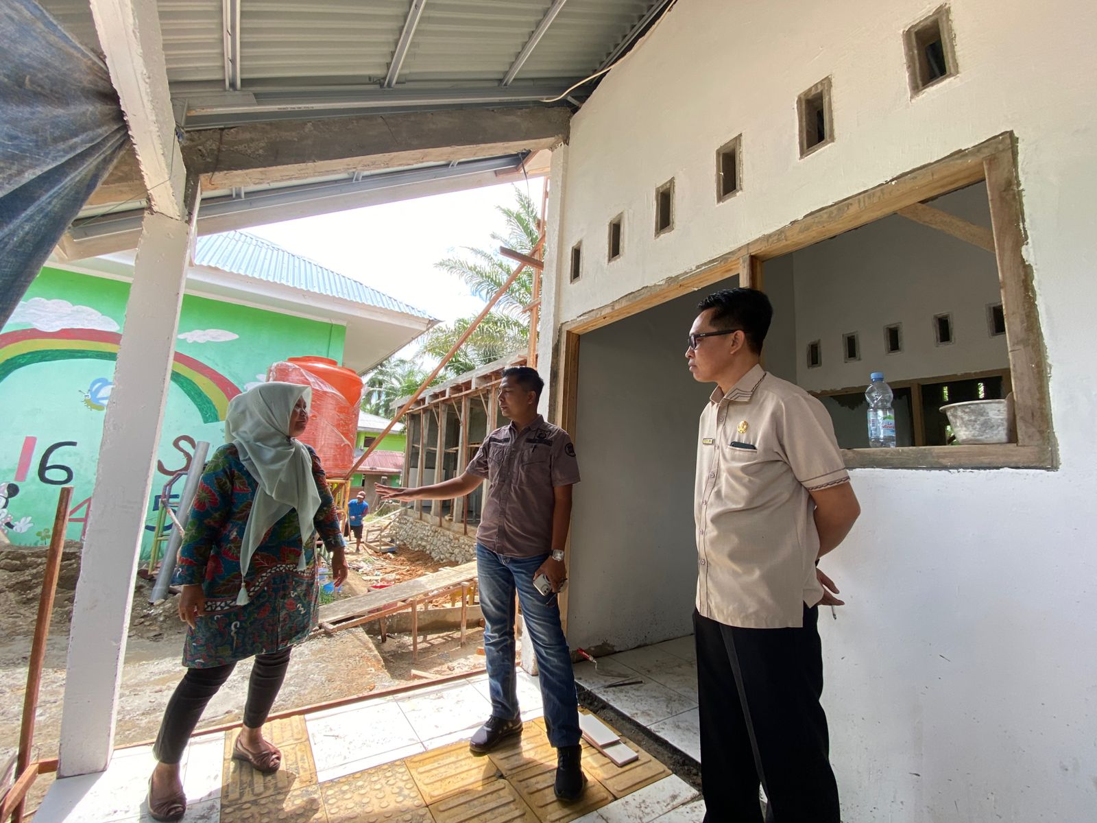 pengecekan-revitalisasi-sekolah-oleh-kepala-ptl-dinas-pendidikan-dan-kebudayaan-bengkulu-selatan