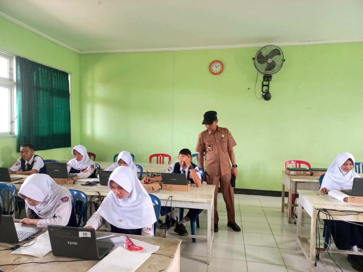 kepala-dinas-pendidikan-dan-kebudayaan-memantau-pelaksaan-tes-kemampuan-akademik-tka